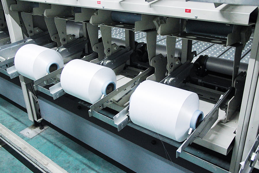 كيف تؤثر خيارات عدد المنكرات والخيوط على أداء واستخدام خيوط FDY؟