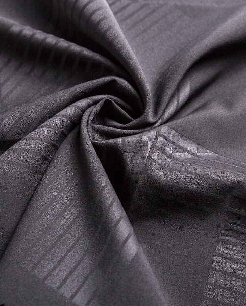 ما هو الدور الذي يلعبه السداة واللحمة في البنية العامة للقماش المنسوج؟